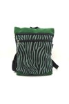 Mochila de algodón verde con estampado cebra negro y doble bolsillo frontal.