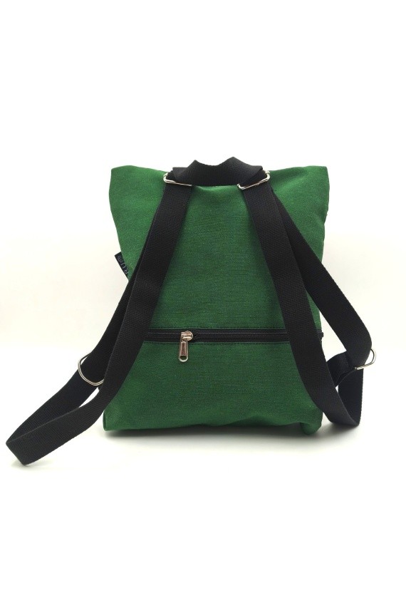 Parte trasera de mochila de algodón verde con bolsillo de cremallera y asas negras ajustables.