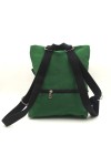 Parte trasera de mochila de algodón verde con bolsillo de cremallera y asas negras ajustables.