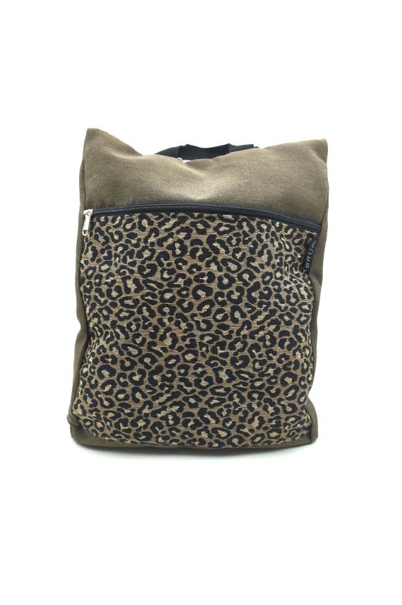 Mochila de algodón beige con estampado leopardo negro y bolsillo frontal con cremallera.