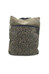 Mochila de algodón beige con estampado leopardo negro y bolsillo frontal con cremallera.