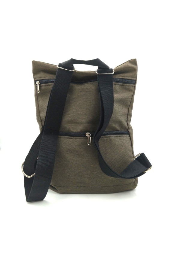 Parte trasera de mochila de algodón beige con bolsillos de cremallera y asas negras regulables.