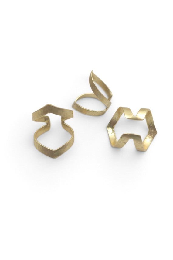 Anillo abierto de latón dorado con dos formas angulares enfrentadas y diseño ajustable estilo boho.