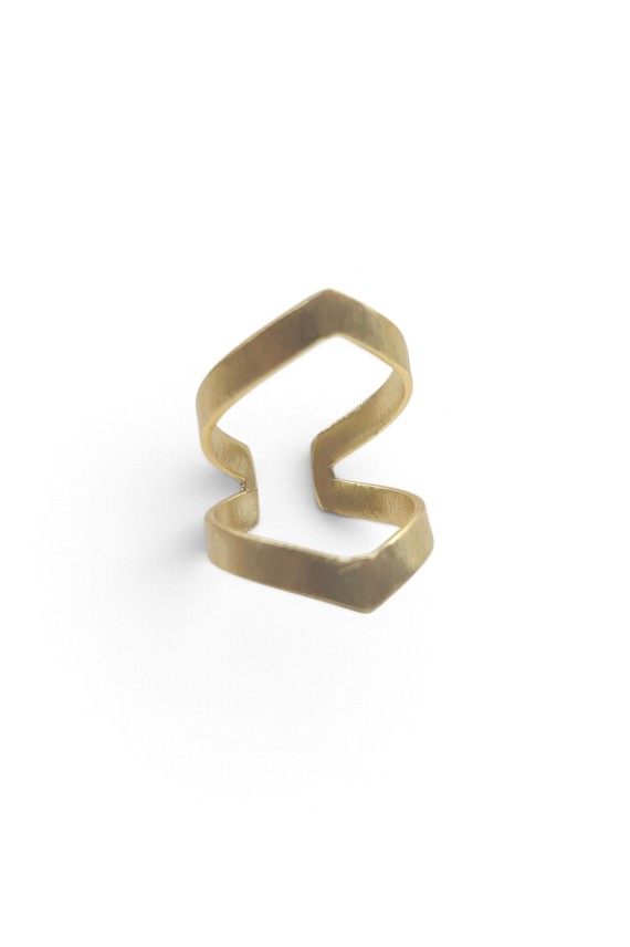 Anillo abierto de latón dorado con dos formas angulares enfrentadas y diseño ajustable estilo boho.