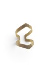 Anillo abierto de latón dorado con dos formas angulares enfrentadas y diseño ajustable estilo boho.
