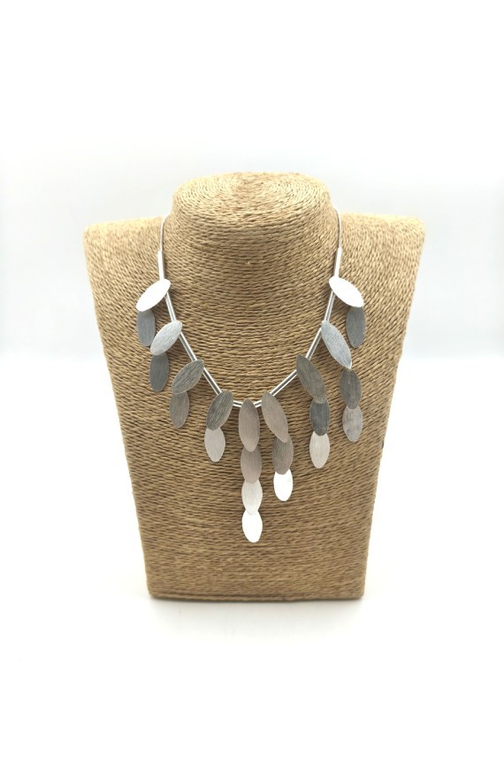 Collar de latón plateado con piezas ovaladas texturizadas y diseño en cascada estilo boho.