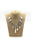 Collar de latón plateado con piezas ovaladas texturizadas y diseño en cascada estilo boho.