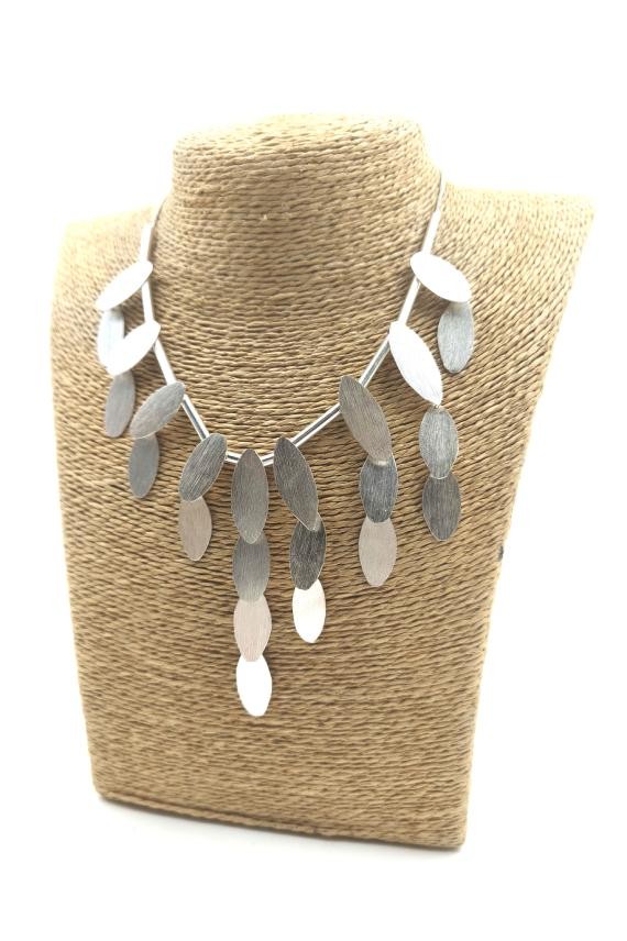 Collar plateado de latón con hojas alargadas articuladas y caída en cascada.