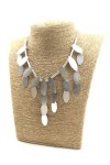 Collar plateado de latón con hojas alargadas articuladas y caída en cascada.