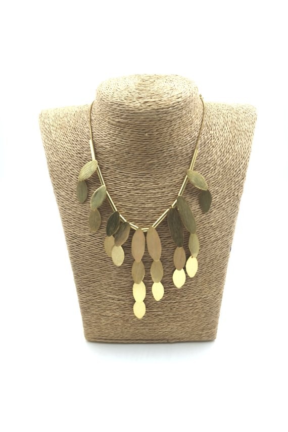 Collar de latón dorado con piezas ovaladas texturizadas y diseño en cascada estilo boho.