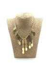 Collar de latón dorado con piezas ovaladas texturizadas y diseño en cascada estilo boho.