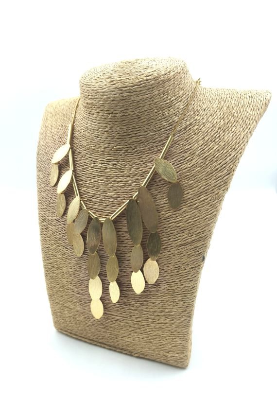 Collar dorado de latón con hojas alargadas articuladas a diferentes alturas estilo boho.