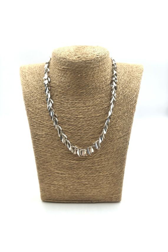 Collar de latón plateado con pequeñas hojas metálicas formando un diseño de espiga estilo boho.