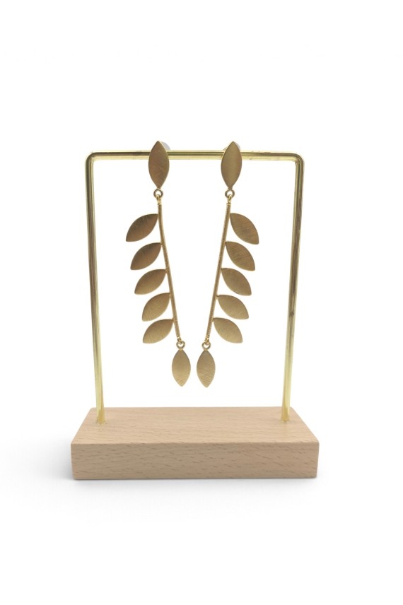 Pendientes largos de latón dorado con diseño de dos medias ramas enfrentadas y hojas, estilo boho.