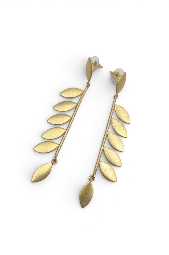 Detalle de pendientes de latón dorado con tallo, hojas laterales y hoja colgante, cierre de mariposa.