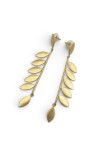 Detalle de pendientes de latón dorado con tallo, hojas laterales y hoja colgante, cierre de mariposa.