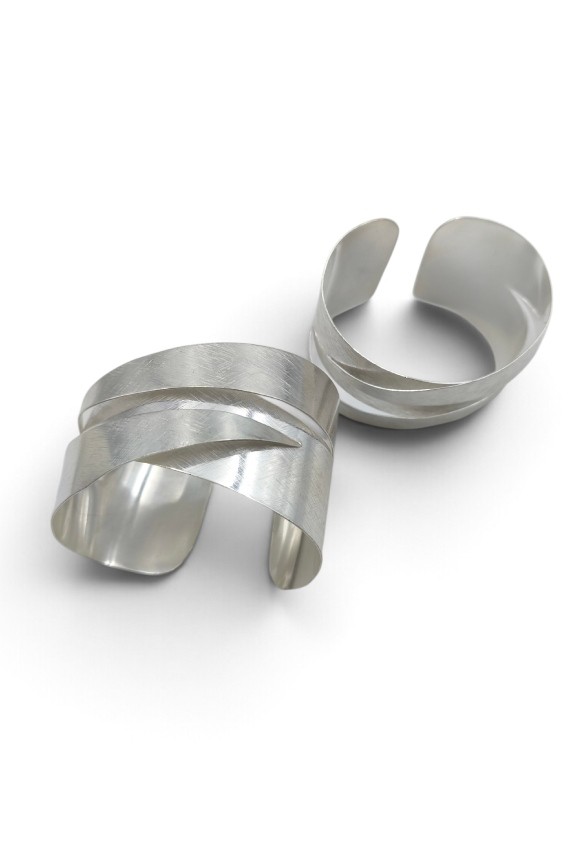 Brazalete Abierto de Latón Plateado Cinta Cruzada