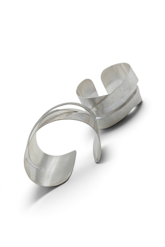 Brazalete Abierto de Latón Plateado Cinta Cruzada