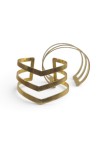 Brazalete rígido de latón dorado con tres bandas paralelas abiertas y diseño geométrico en triple V.