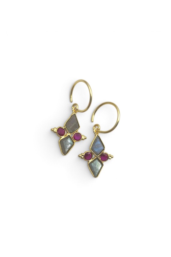 Pendientes dorados con piedras naturales en tonos labradorita y rosa, diseño geométrico boho chic Samarkanda.