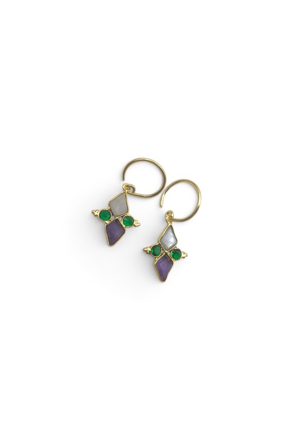 Pendientes dorados con piedras naturales en tonos violeta, verde y claro, diseño boho artesanal Samarkanda
