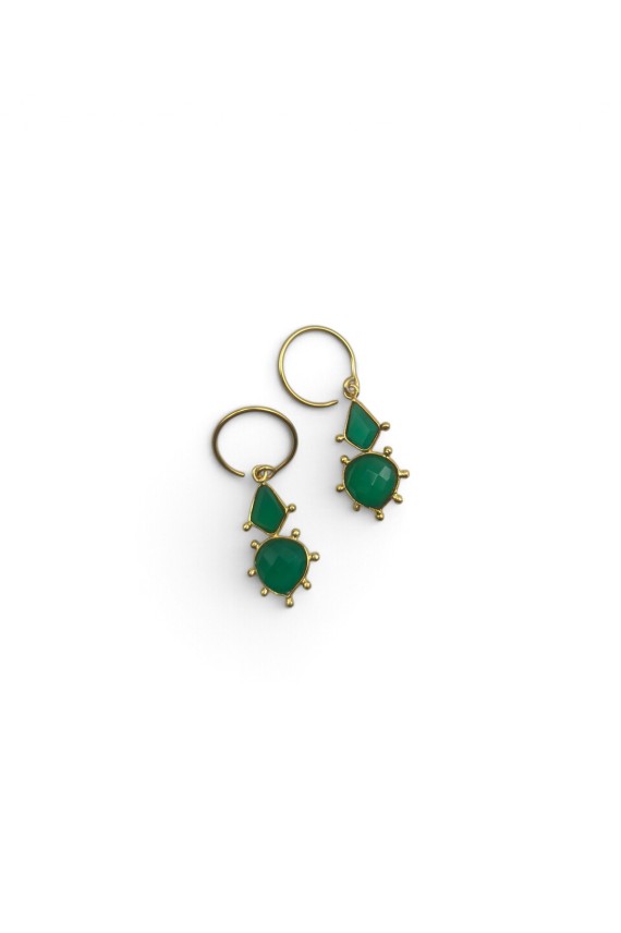 Pendientes dorados con piedras naturales verdes facetadas y detalles esféricos, estilo boho chic Samarkanda