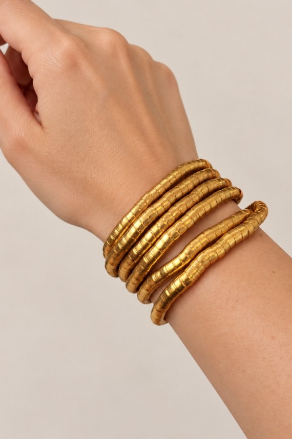 Pulsera multiposición dorada de estilo boho chic enrollada en varias vueltas