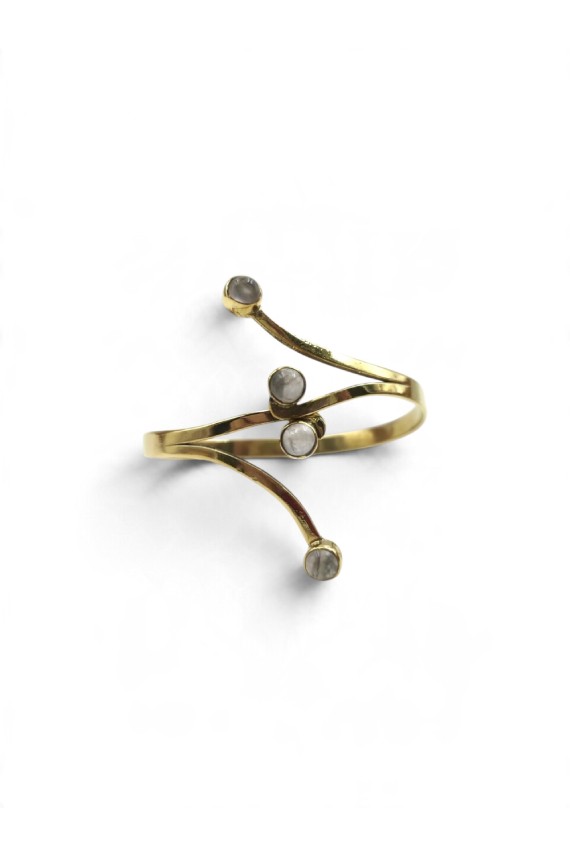 Brazalete rígido dorado con cuatro piedras de cuarzo cristal y líneas curvas de estilo bohemio.