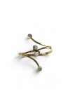 Brazalete rígido dorado con cuatro piedras de cuarzo cristal y líneas curvas de estilo bohemio.