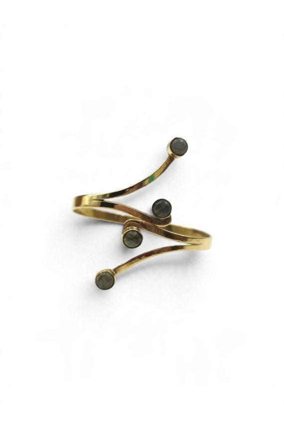 Brazalete dorado de diseño abierto con cuatro piedras naturales de labradorita gris y estilo boho chic.