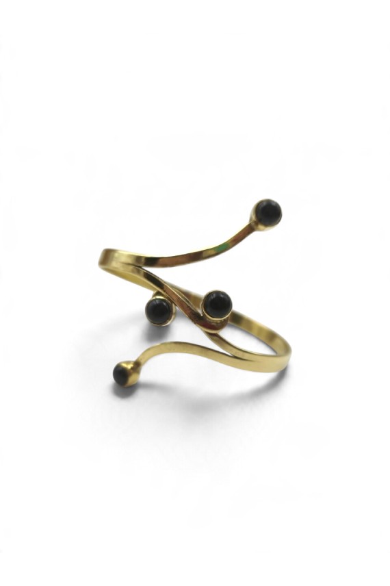 Brazalete dorado abierto con cuatro piedras naturales de ónix negro y diseño curvo boho chic Samarkanda.