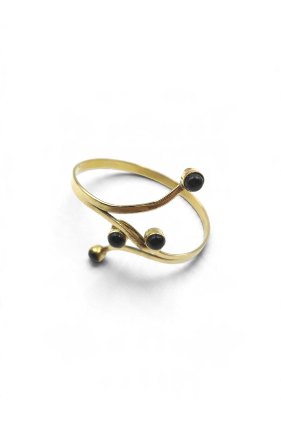 Brazalete dorado abierto con cuatro piedras naturales de ónix negro y diseño curvo boho chic Samarkanda.