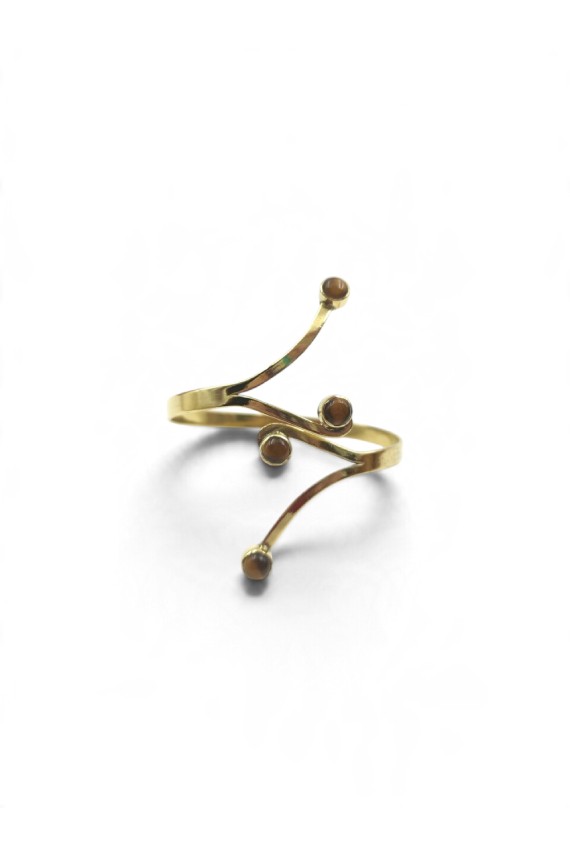 Brazalete dorado con cuatro piedras naturales de ojo de tigre en tonos marrones y diseño abierto.