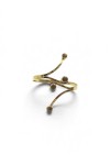 Brazalete dorado con cuatro piedras naturales de ojo de tigre en tonos marrones y diseño abierto.
