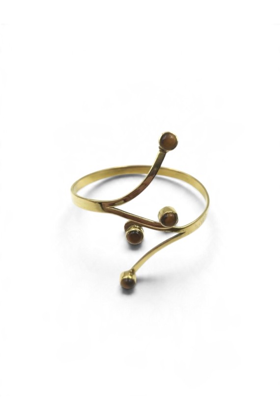 Brazalete dorado con cuatro piedras naturales de ojo de tigre en tonos marrones y diseño abierto.