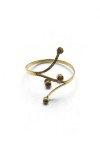 Brazalete dorado con cuatro piedras naturales de ojo de tigre en tonos marrones y diseño abierto.