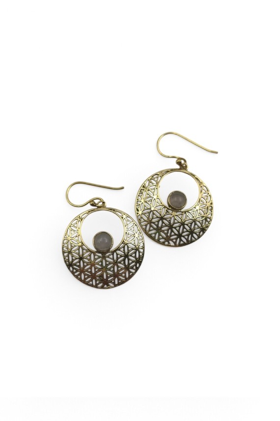 Pendientes dorados Flor de la Vida con piedra natural de cuarzo cristal y diseño circular calado boho chic.