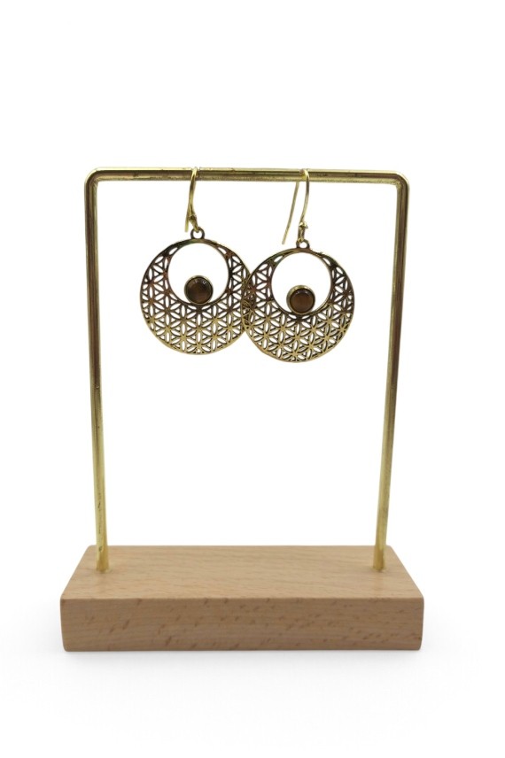 Pendientes dorados circulares con piedra natural de ojo de tigre marrón y motivos geométricos calados.