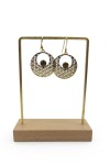Pendientes dorados circulares con piedra natural de ojo de tigre marrón y motivos geométricos calados.