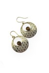 Pendientes dorados circulares con piedra natural de ojo de tigre marrón y motivos geométricos calados.