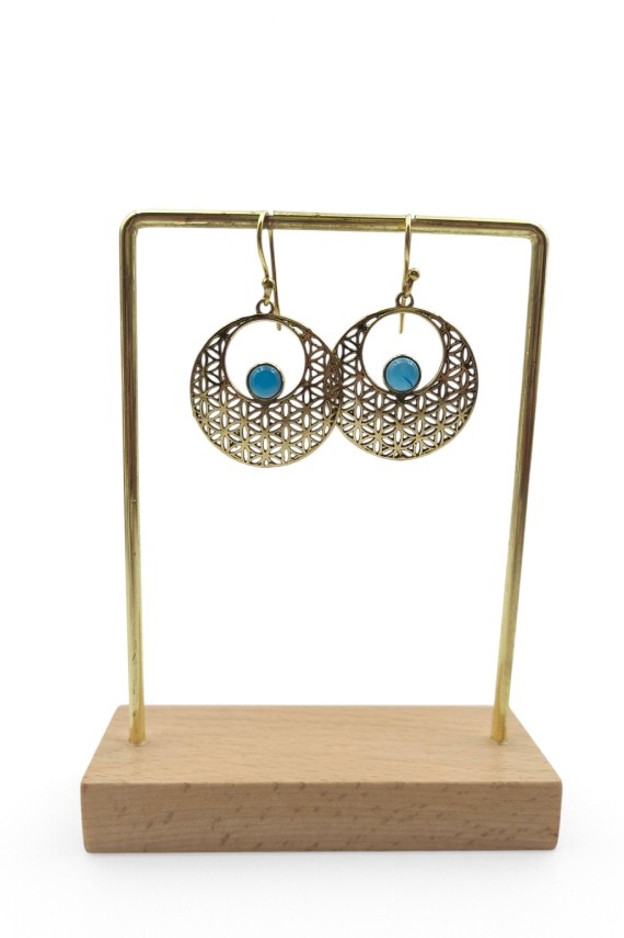 Pendientes dorados Flor de la Vida con piedra de ópalo azul, diseño calado y cierre de gancho.
