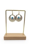 Pendientes dorados Flor de la Vida con piedra de ópalo azul, diseño calado y cierre de gancho.
