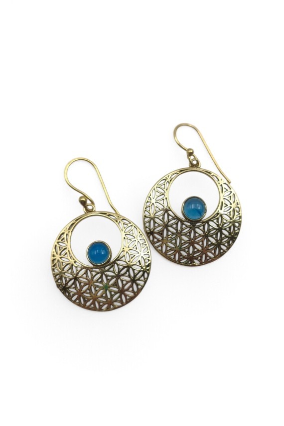 Pendientes dorados Flor de la Vida con piedra de ópalo azul, diseño calado y cierre de gancho.