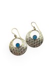 Pendientes dorados Flor de la Vida con piedra de ópalo azul, diseño calado y cierre de gancho.