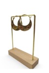 Pendientes de aro dorados con diseño de media luna étnica, relieves geométricos y detalles decorativos boho chic.