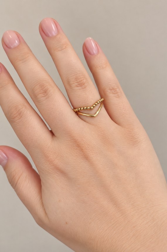 Anillo dorado ajustable con diseño doble V geométrica y pequeñas bolitas decorativas, joya de estilo boho chic Samarkanda.