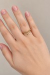 Anillo dorado ajustable con diseño doble V geométrica y pequeñas bolitas decorativas, joya de estilo boho chic Samarkanda.