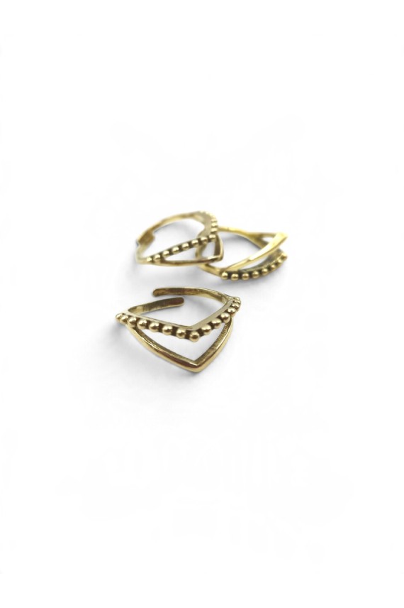 Anillo dorado ajustable con diseño doble V geométrica y pequeñas bolitas decorativas, joya de estilo boho chic Samarkanda.