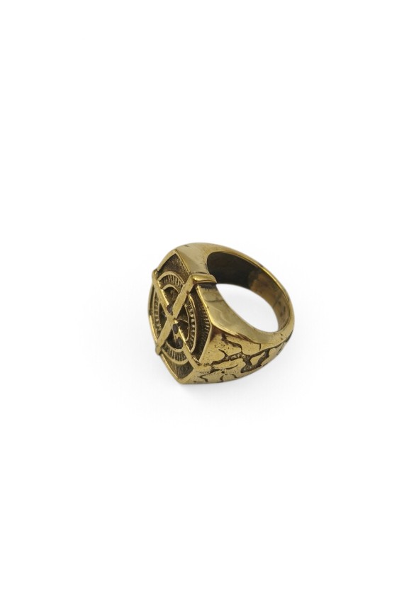 Anillo sello dorado envejecido con brújula en relieve y frontal cuadrado, joya de inspiración étnica Samarkanda.