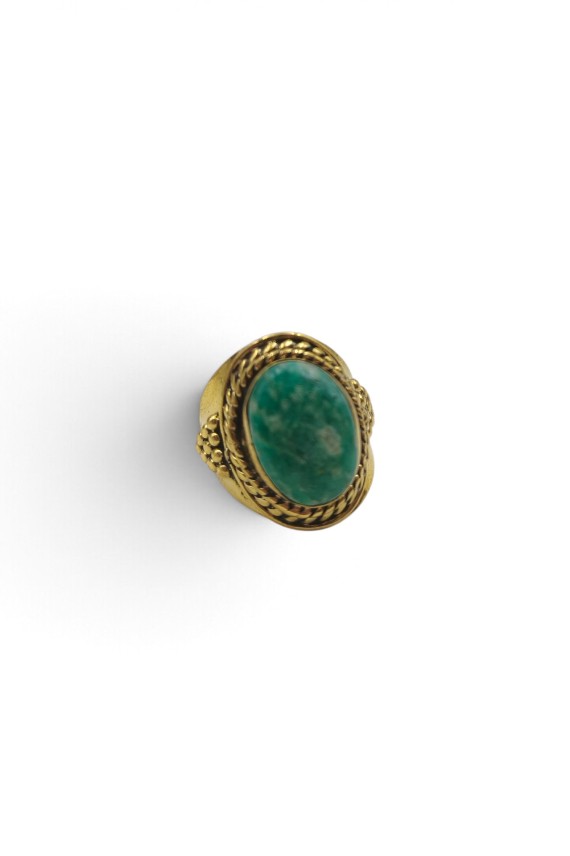 Anillo dorado con turquesa natural ovalada verde azulada, marco trenzado y detalles étnicos de Samarkanda.
